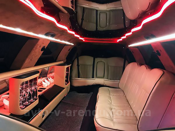 Прокат лимузина белый Lincoln Town Car в Киеве