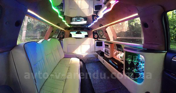 Прокат лимузина белый Lincoln Town Car в Киеве