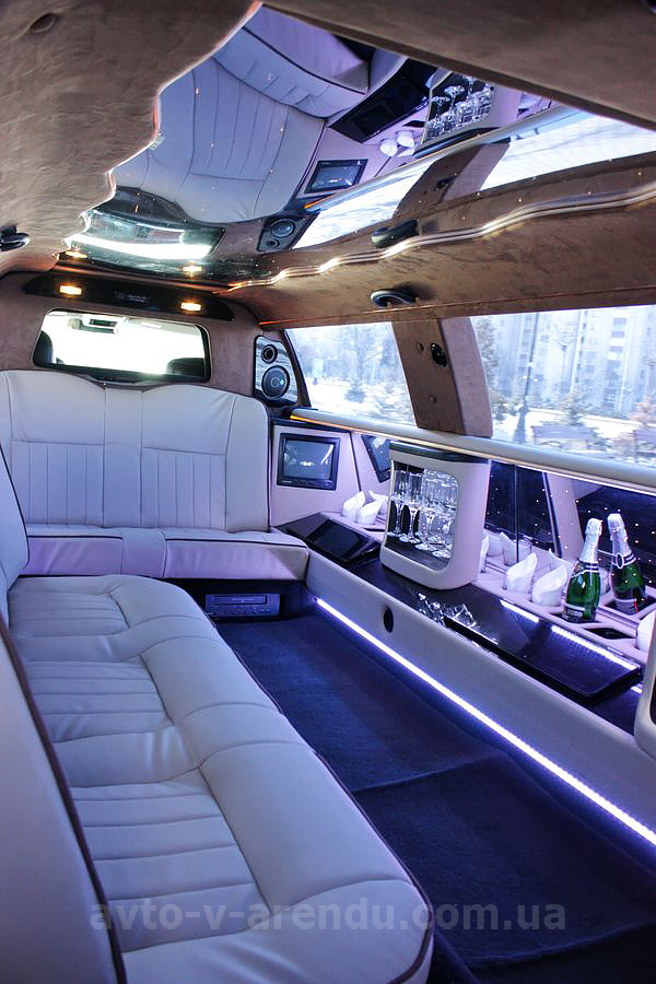 Прокат лимузина белый Lincoln Town Car в Киеве