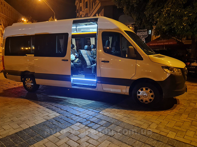 Аренда микроавтобуса с водителем в Киеве Mercedes Sprinter белый на 12 мест