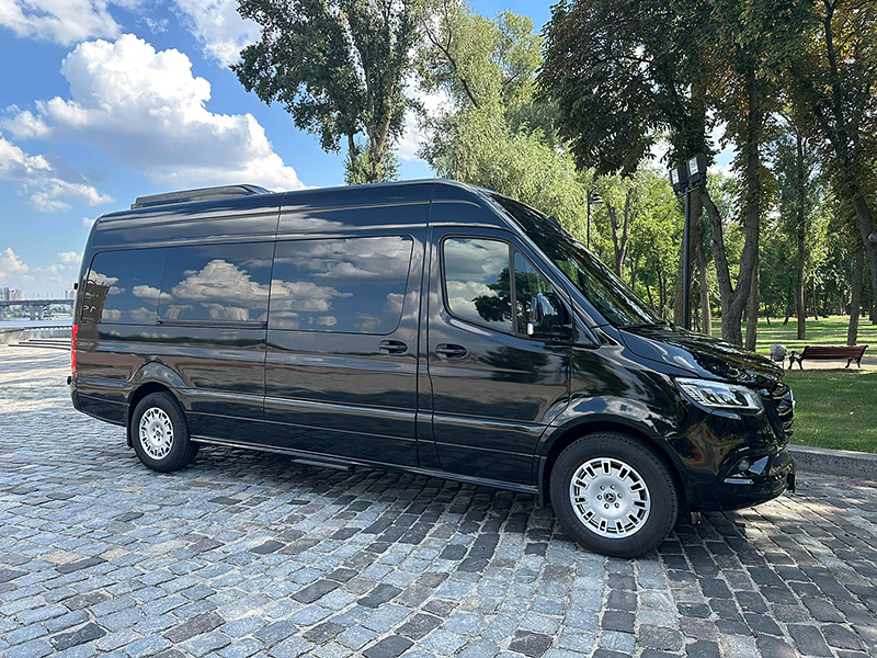 Аренда микроавтобуса с водителем в Киеве Mercedes Sprinter VIP 2021 черный на 8 мест