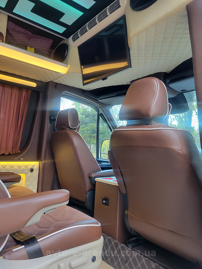 Аренда микроавтобуса с водителем в Киеве Mercedes Sprinter VIP белый на 8-12 мест