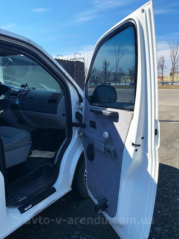 Аренда микроавтобуса Volkswagen T6 бронированный с водителем и без водителя в Киеве