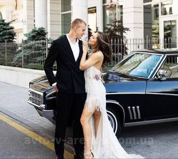 Аренда ретро авто Buick Skylark Custom на съемки видеороликов и фотосессий с водителем в Киеве