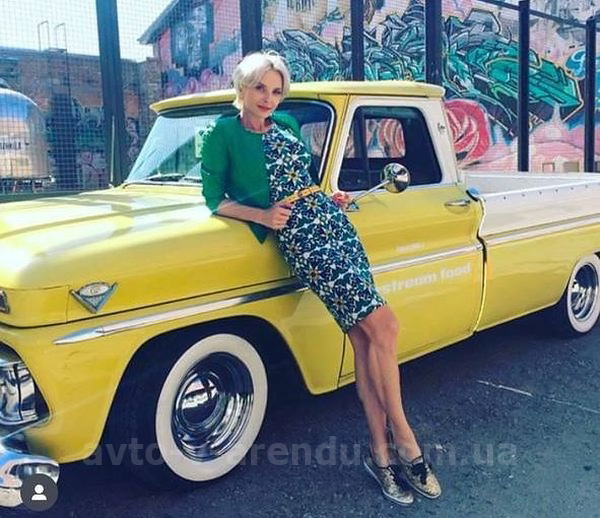 Аренда ретро авто пикап GMC Food Truck yellow на съемки с водителем в Киеве
