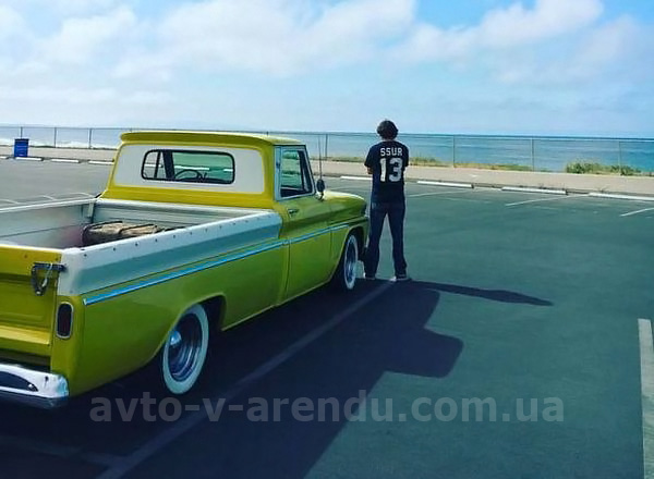 Аренда ретро авто пикап GMC Food Truck yellow на съемки с водителем в Киеве