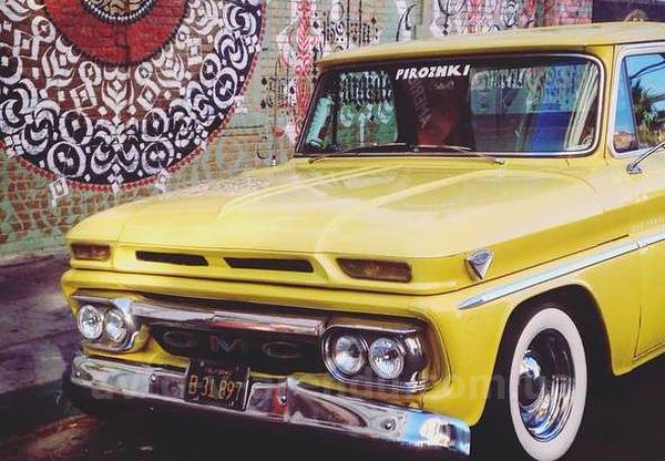 Аренда ретро авто пикап GMC Food Truck yellow на съемки с водителем в Киеве