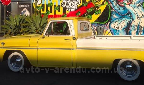 Аренда ретро авто пикап GMC Food Truck yellow на съемки с водителем в Киеве