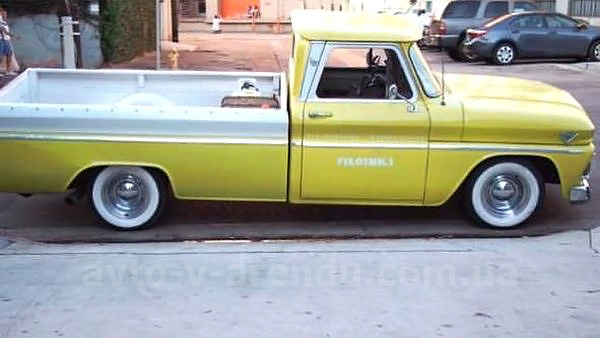 Аренда ретро авто пикап GMC Food Truck yellow на съемки с водителем в Киеве