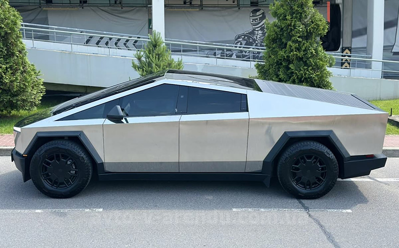 Аренда Tesla Cybertruck pickup silver с водителем в Киеве