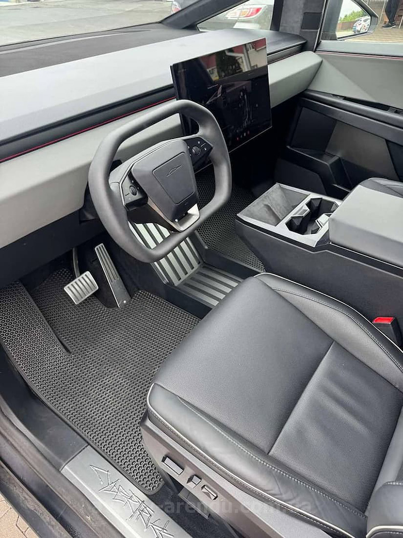 Аренда Tesla Cybertruck pickup silver с водителем в Киеве