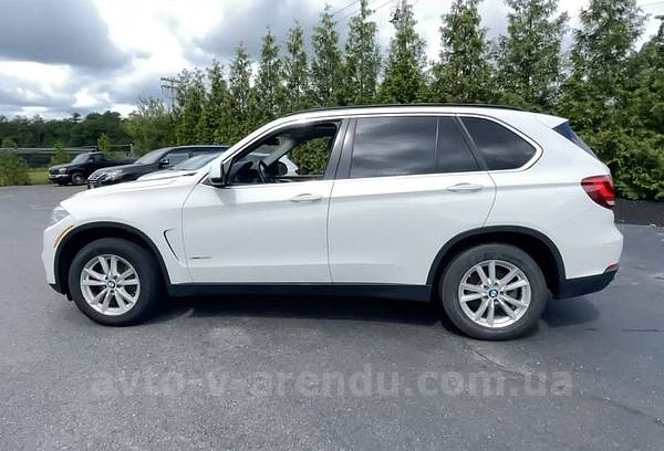 Аренда внедорожника BMW X5 белый с водителем в Киеве