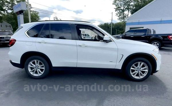 Аренда внедорожника BMW X5 белый с водителем в Киеве