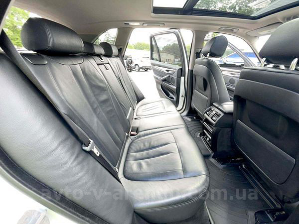 Аренда внедорожника BMW X5 белый с водителем в Киеве