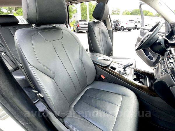 Аренда внедорожника BMW X5 белый с водителем в Киеве