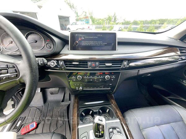 Аренда внедорожника BMW X5 белый с водителем в Киеве