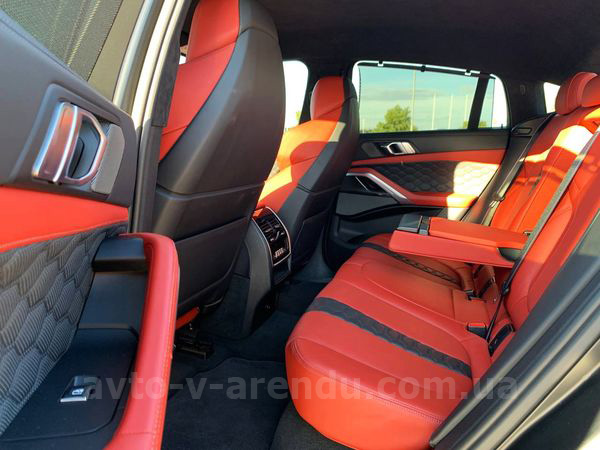 Аренда внедорожника BMW X6 M50d с водителем. Прокат джипа БМВ X6 M50d без водителя в Киеве