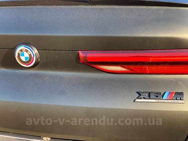 Аренда внедорожника BMW X6 M50d с водителем. Прокат джипа БМВ X6 M50d без водителя в Киеве