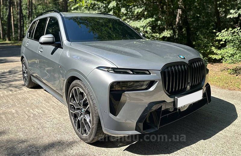 Аренда внедорожника джипа BMW X7 40D grey с водителем в Киеве