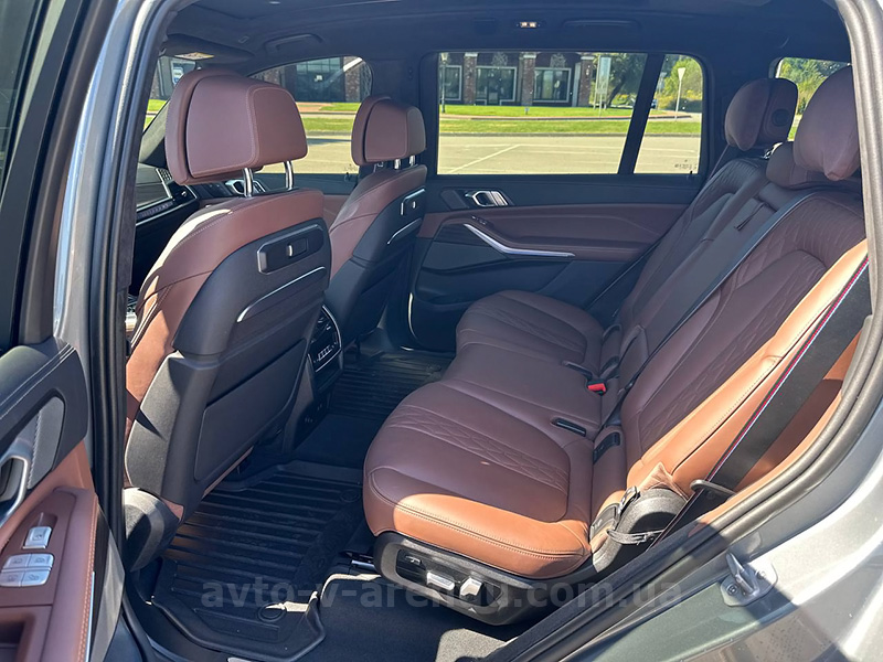Аренда внедорожника BMW X7 40D с водителем в Киеве