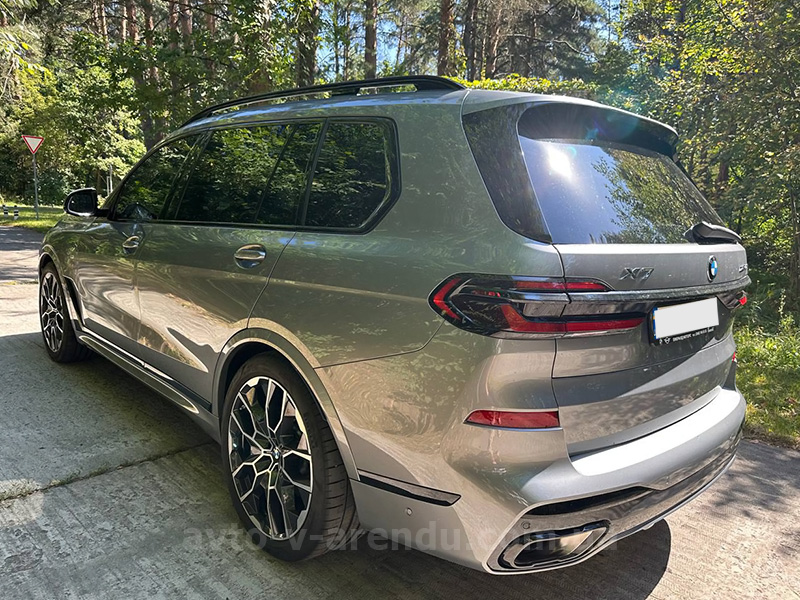Аренда внедорожника BMW X7 40D с водителем в Киеве