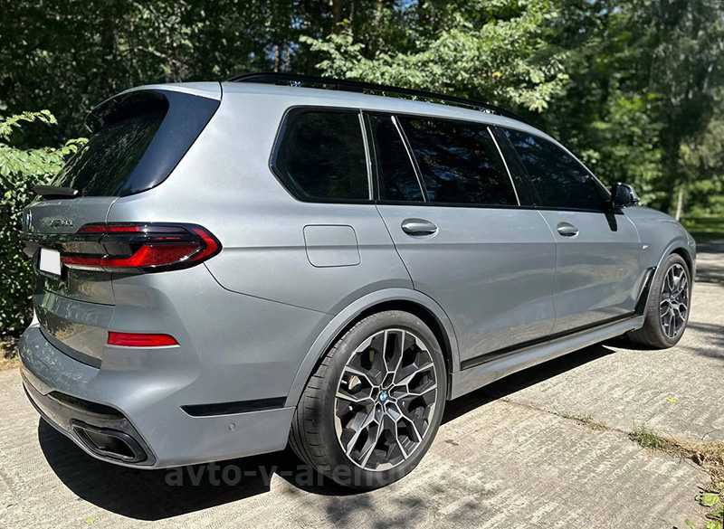 Аренда внедорожника BMW X7 40D с водителем в Киеве