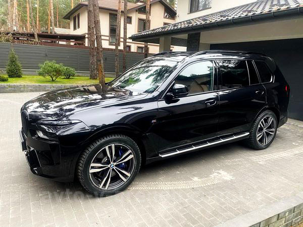 Аренда внедорожника BMW X7 40D с водителем. Прокат джипа БМВ X7 40D без водителя в Киеве