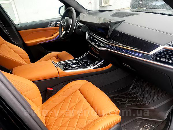 Аренда внедорожника BMW X7 40D с водителем. Прокат джипа БМВ X7 40D без водителя в Киеве