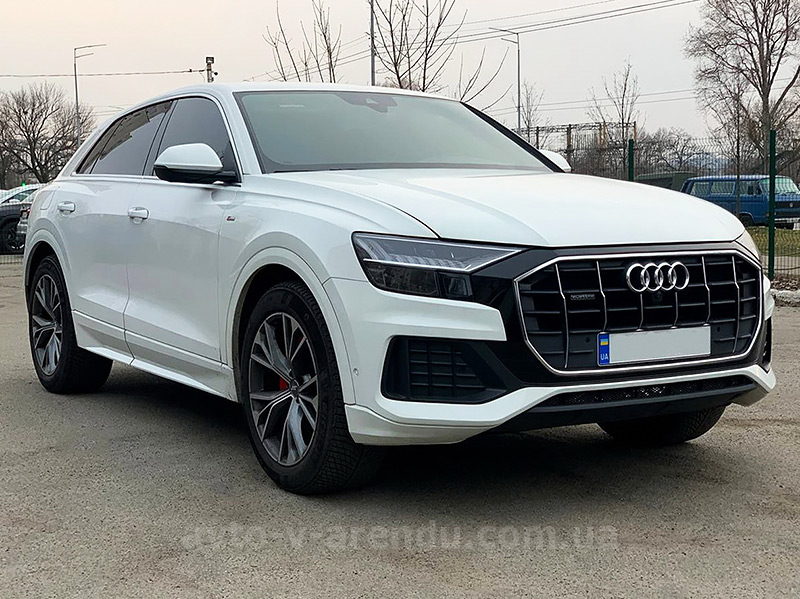 Аренда внедорожника с водителем Audi Q8 S Line белый