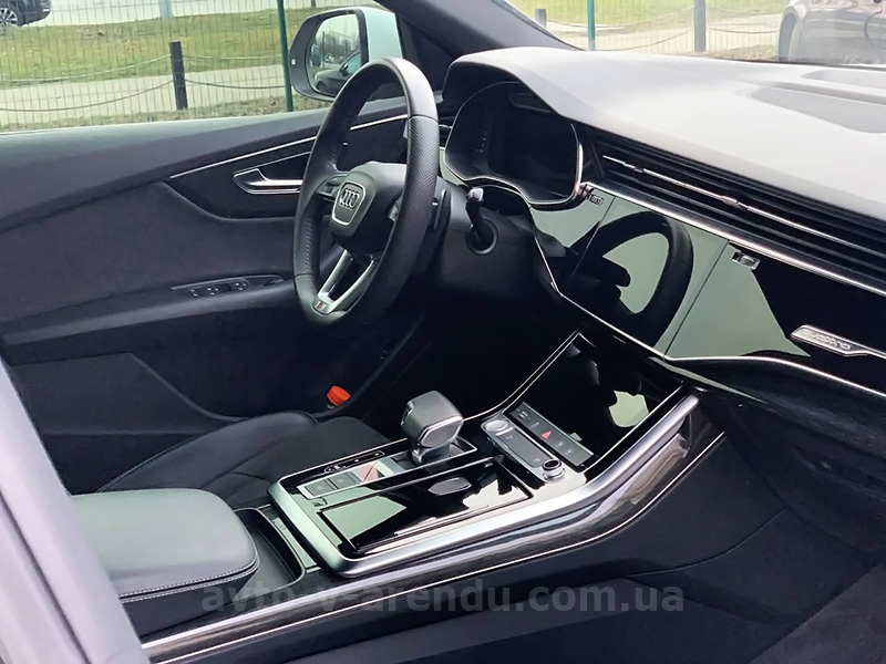 Аренда внедорожника с водителем в Киеве Audi Q8 S Line белый