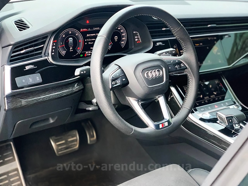 Аренда внедорожника с водителем в Киеве Audi Q8 S Line белый