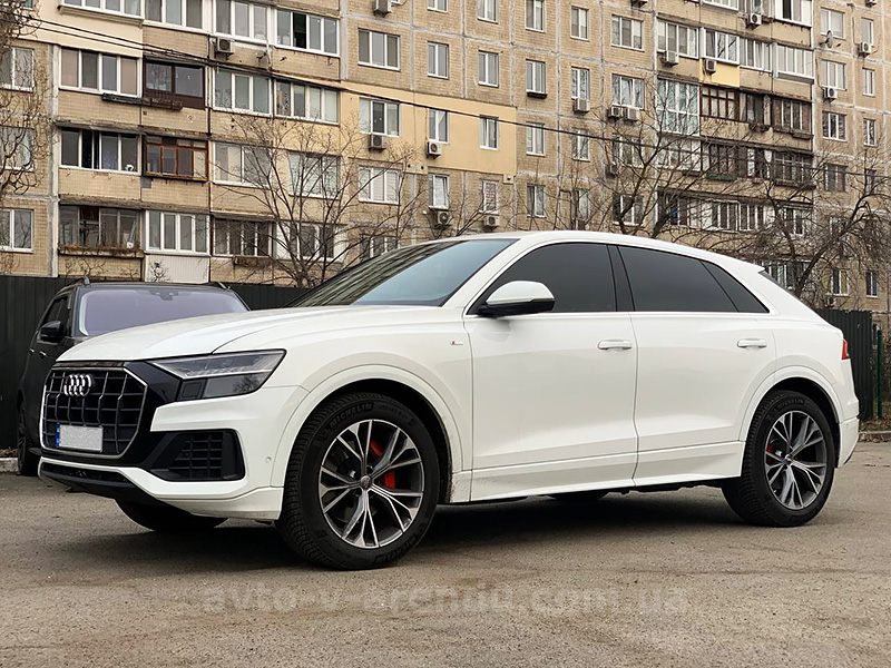 Аренда внедорожника с водителем в Киеве Audi Q8 S Line белый