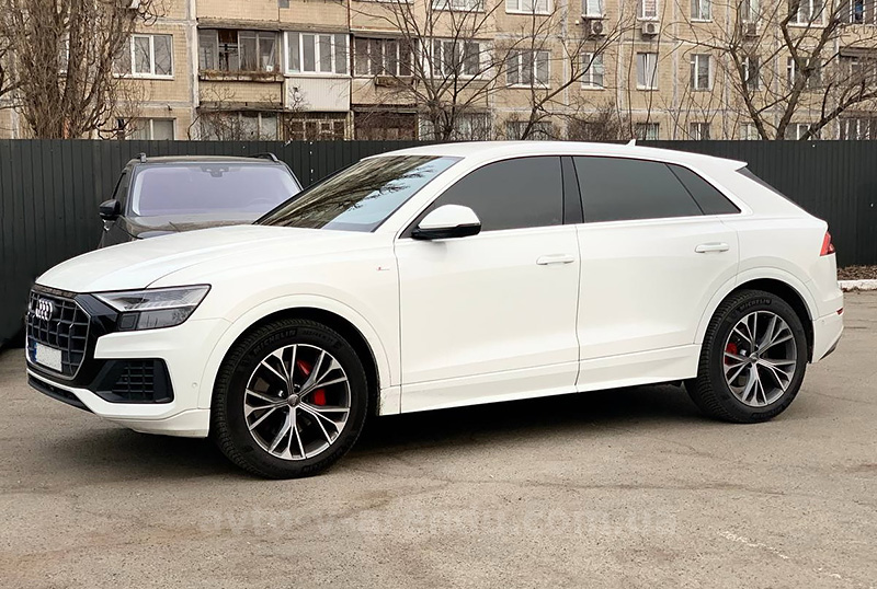 Аренда внедорожника с водителем в Киеве Audi Q8 S Line белый