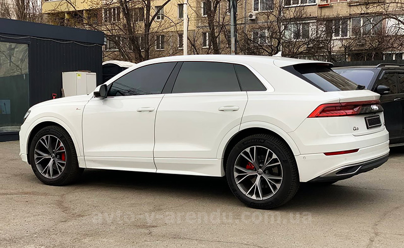 Аренда внедорожника с водителем в Киеве Audi Q8 S Line белый