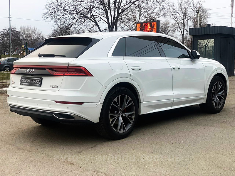 Аренда внедорожника с водителем в Киеве Audi Q8 S Line белый