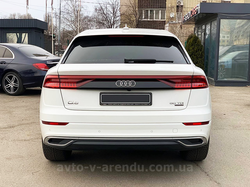 Аренда внедорожника с водителем в Киеве Audi Q8 S Line белый
