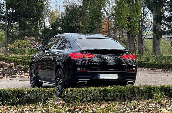 Аренда внедорожника Mercedes Benz GLE 350D Coupe черный с водителем. Прокат джипа Мерседес GLE 350D Coupe внедорожник без водителя в Киеве