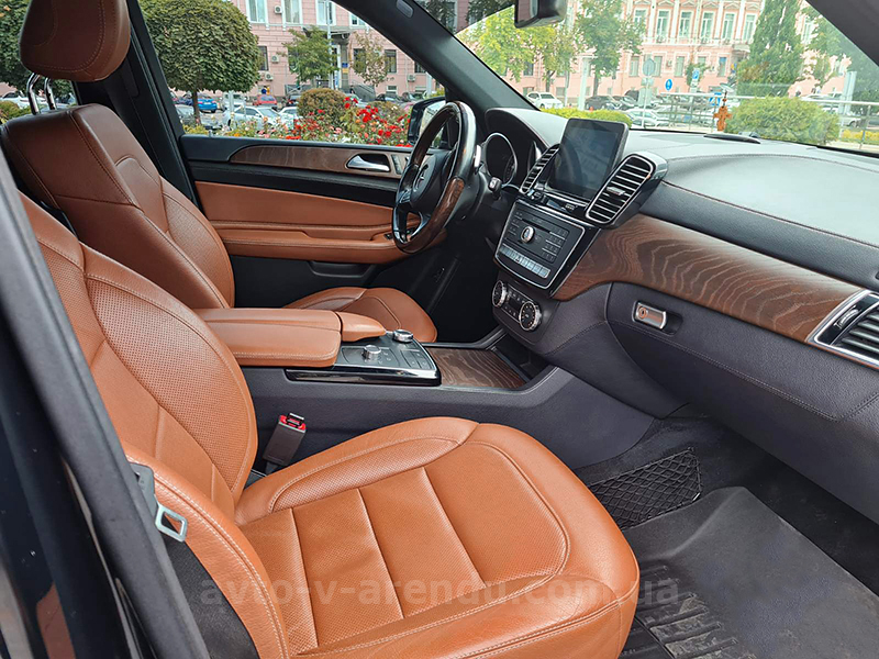 Аренда внедорожника Mercedes Benz GLS 350d AMG 4MATIC с водителем в Киеве