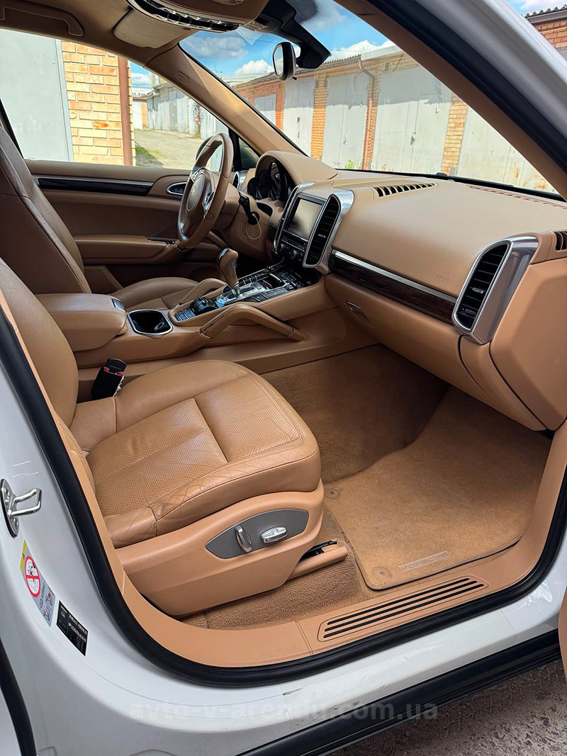 Аренда внедорожника Porsche Cayenne белый с водителем в Киеве