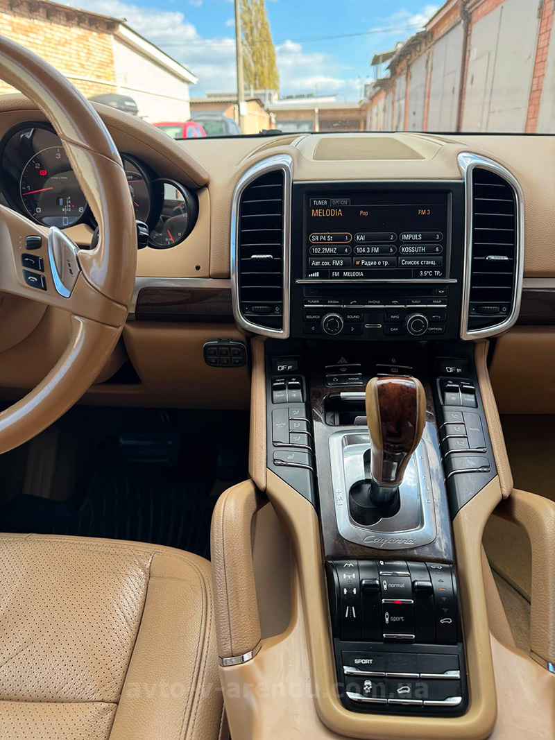Аренда внедорожника Porsche Cayenne белый с водителем в Киеве