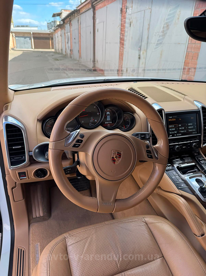 Аренда внедорожника Porsche Cayenne белый с водителем в Киеве