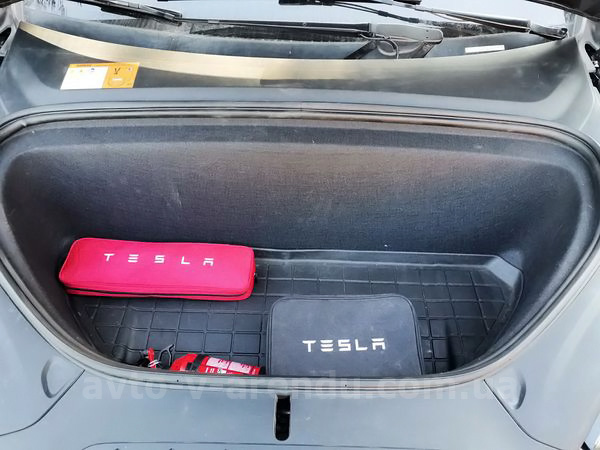 Аренда электро внедорожника TESLA Model X серый с водителем в Киеве