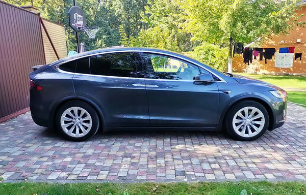 Аренда электро внедорожника TESLA Model X серый с водителем в Киеве
