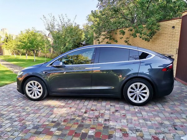 Аренда электро внедорожника TESLA Model X серый с водителем в Киеве