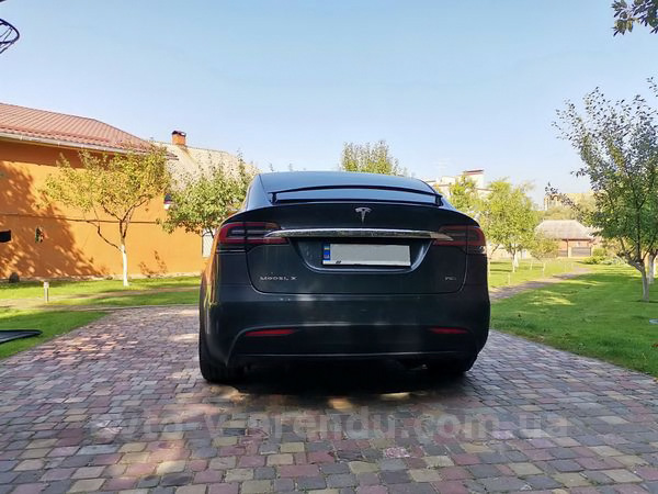 Аренда электро внедорожника TESLA Model X серый с водителем в Киеве