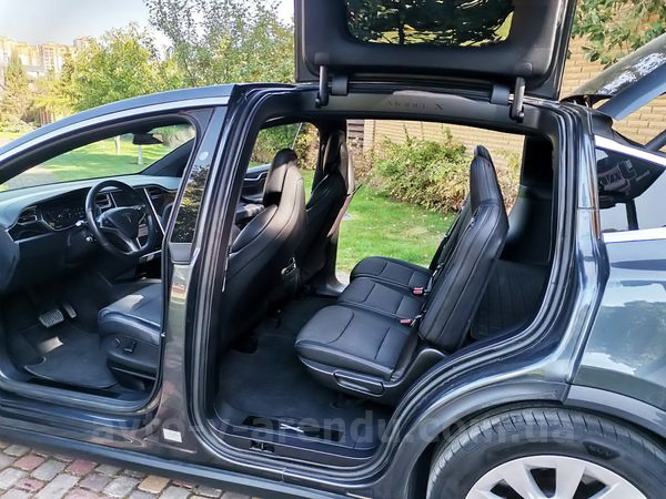 Аренда электро внедорожника TESLA Model X серый с водителем в Киеве