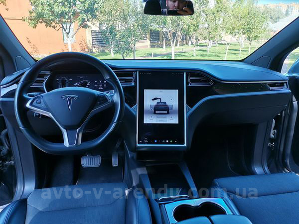 Аренда электро внедорожника TESLA Model X серый с водителем в Киеве