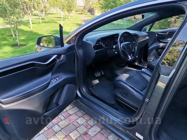 Аренда электро внедорожника TESLA Model X серый с водителем в Киеве