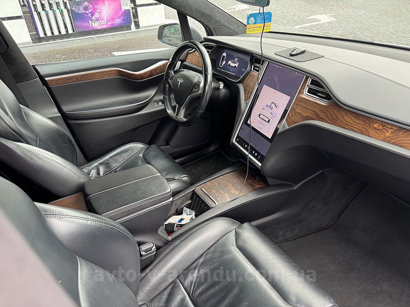 Аренда электро внедорожника TESLA Model X с водителем в Киеве