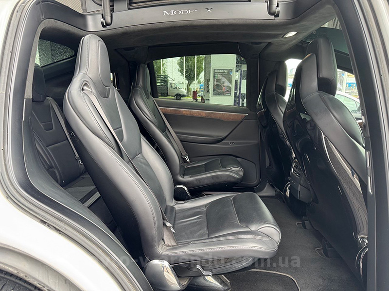 Аренда электро внедорожника TESLA Model X с водителем в Киеве